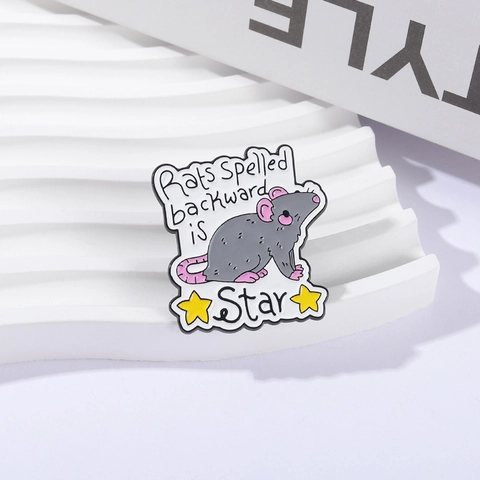 Divertente Spilla in Lega Smalto Cartone Animato Topo Rats Spelled Backward Is Star Distintivo con Scritta Regalo Unisex