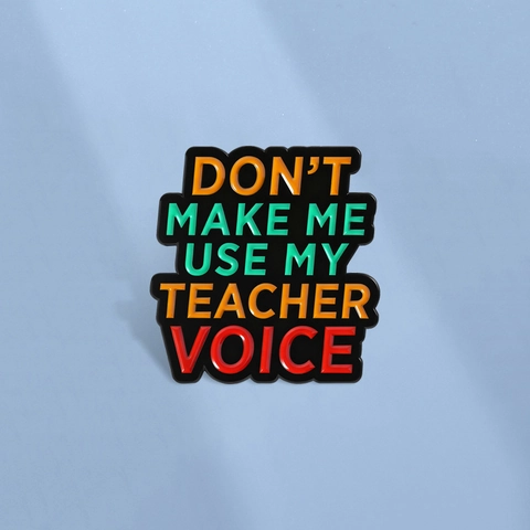 Bitten Sie Mich Nicht Meine Lehrerstimme Zu Benutzen Emaille Pin Lustiger Slogan Zinklegierung Metall Abzeichen Brosche Geschenk