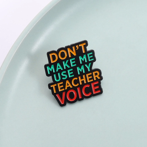 Bitten Sie Mich Nicht Meine Lehrerstimme Zu Benutzen Emaille Pin Lustiger Slogan Zinklegierung Metall Abzeichen Brosche Geschenk