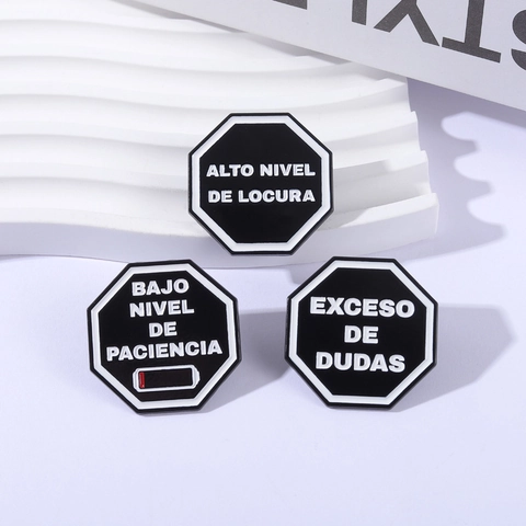 Broche de Esmalte de Aleación de Zinc Octogonal Con Frases Divertidas en Español Para Bajo Nivel De Paciencia Joyería