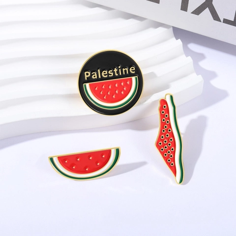 Spilla in Smalto Anguria Palestina Cartone Animato Distintivo in Lega Creativa Spilla da Risvolto Divertente Decorazione per Zaino Abbigliamento Unisex