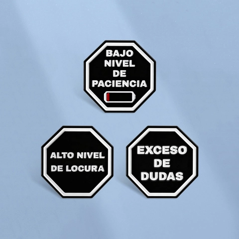 Broche de Aleación de Esmalte Octogonal con Frases en Español Humor Sarcástico Pin para Mochila Chaqueta Vaquera Insignia Unisex