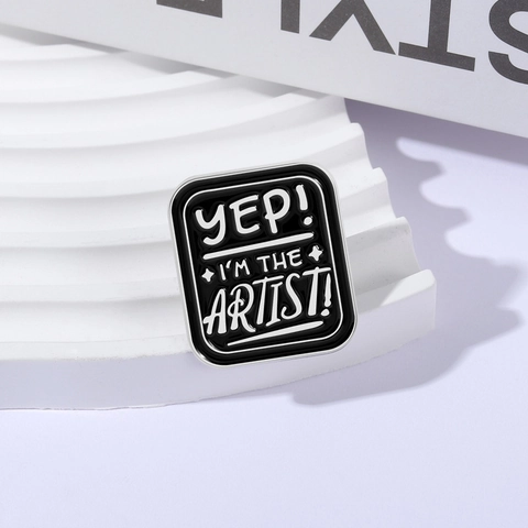 Yep I'm The Artist Slogan Spilla Smaltata Nera Rettangolare Arrotondata Distintivo in Lega Gioielli Artistici Spilla per Borse Vestiti