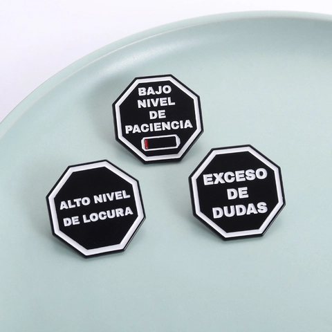 Broche de Aleación de Esmalte Octogonal con Frases en Español Humor Sarcástico Pin para Mochila Chaqueta Vaquera Insignia Unisex