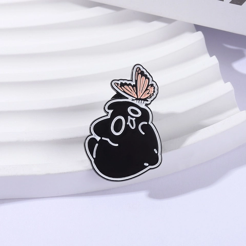 Cartoon Dark Style Schwarze Runde Kreatur Mit Rosa Schmetterling Emaille Brosche Pin Legierung Tropföl Abzeichen Für Kleidung Rucksack Dekor