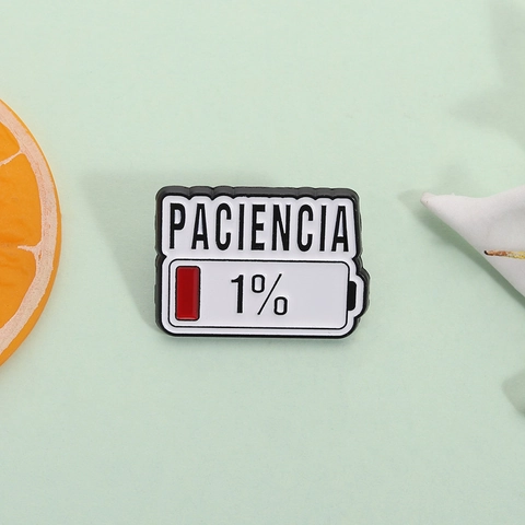 Spilla in Smalto Paciencia Citazione Spagnola Batteria Icona Energia Bassa Umoristica Spilla in Lega per Zaino Vestiti Unisex Accessorio