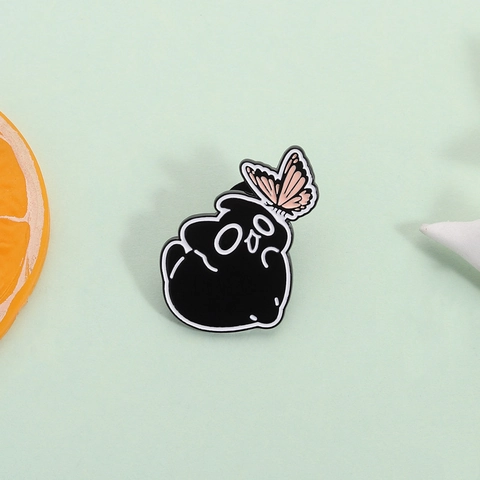 Cartoon Dark Style Schwarze Runde Kreatur Mit Rosa Schmetterling Emaille Brosche Pin Legierung Tropföl Abzeichen Für Kleidung Rucksack Dekor