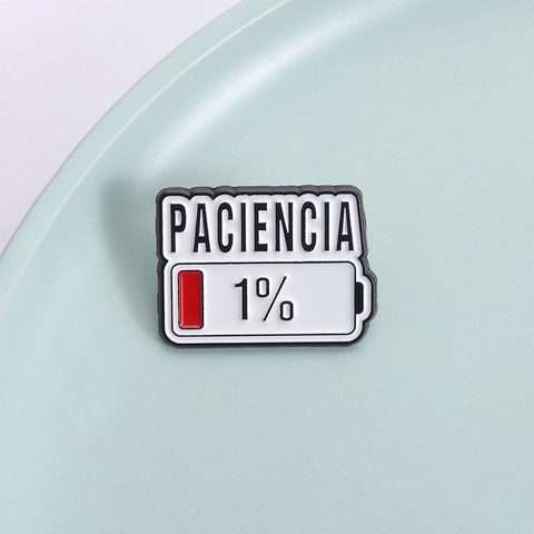 Spilla in Smalto Paciencia Citazione Spagnola Batteria Icona Energia Bassa Umoristica Spilla in Lega per Zaino Vestiti Unisex Accessorio
