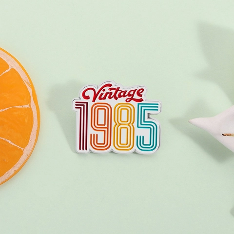 Vintage 1985 Retro Neon Σμάλτο Καρφίτσα Κράμα Ουράνιο Τόξο Σήμα Για Ρούχα Τσάντες Εξατομικευμένα Διακοσμητικά Κοσμήματα Unisex