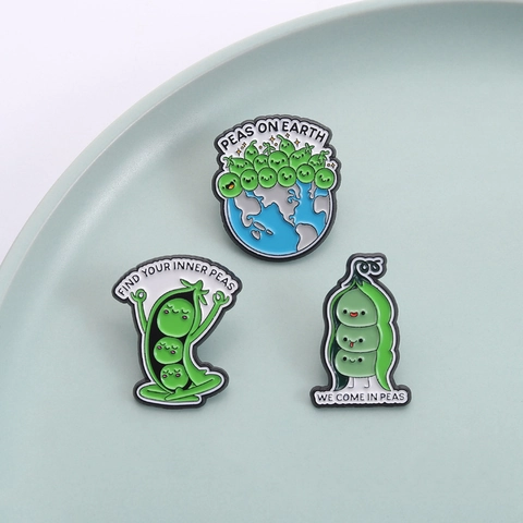 Set di Spille in Smalto a Forma di Piselli Verdi Cartone Animato Spilla a Baccello e Terra Con Divertenti Giochi di Parole Inglesi per Abbigliamento Zaino Gioielli Regalo