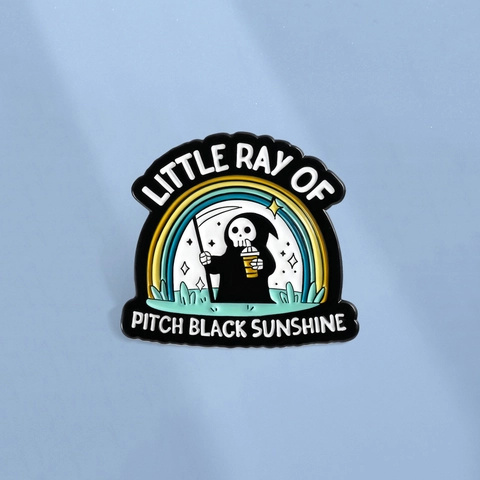 Spilla in Smalto Mietitore Little Ray Of Pitch Black Sunshine Morte Cartoon Tè al Latte Arcobaleno Spilla in Lega per Zaino