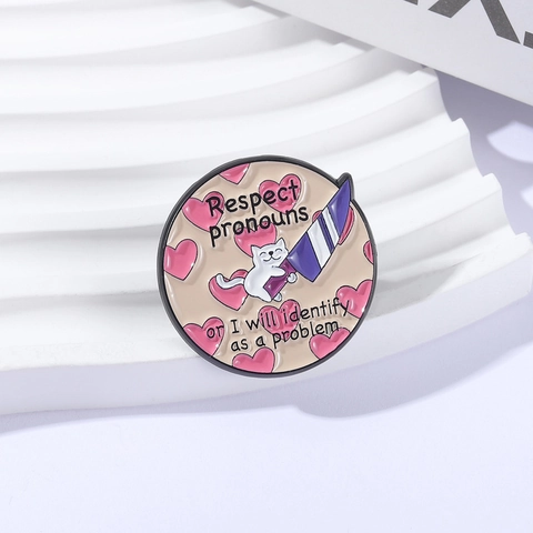Lustige Cartoon Weiße Katze Mit Messer Emaille Pin Respect Pronouns Runder Badge Pin Brosche Schmuck Für Kleidung Taschen Dekor