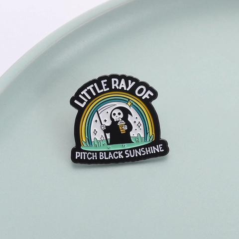 Spilla in Smalto Mietitore Little Ray Of Pitch Black Sunshine Morte Cartoon Tè al Latte Arcobaleno Spilla in Lega per Zaino