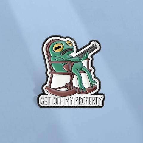 Pin de Esmalte Rana Verde en Mecedora Eslogan Get Off My Property Aleación de Zinc Broche de Dibujos Animados Unisex