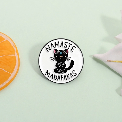 Divertente Spilla in Smalto Gatto Nero Meditante Namaste Madafakas Citazione Spilla in Lega per Zaino Abbigliamento Decorativo Unisex