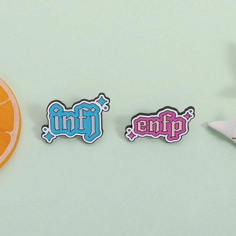 MBTI Persönlichkeit Buchstabe Brosche Legierung Emaille Pin INFJ ENFP Abzeichen Cartoon Stern Dekor Personalisierte Kleidung Rucksack Schmuck Zubehör