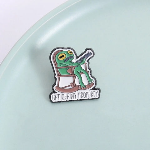Pin de Esmalte Rana Verde en Mecedora Eslogan Get Off My Property Aleación de Zinc Broche de Dibujos Animados Unisex