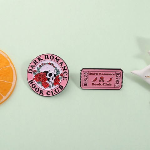 Pin Dark Romance Book Club Gótico Rosa Calavera Rosa Redondo Billete Broche de Aleación de Zinc para Decoración de Ropa Joyería