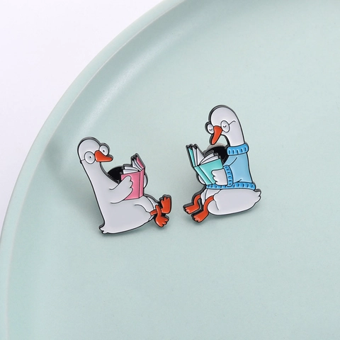 Mignonne Broche en Émail Oie Blanche Lisant un Livre en Alliage de Zinc Peint Badge Animal Épingle de Revers pour Vêtements Sac