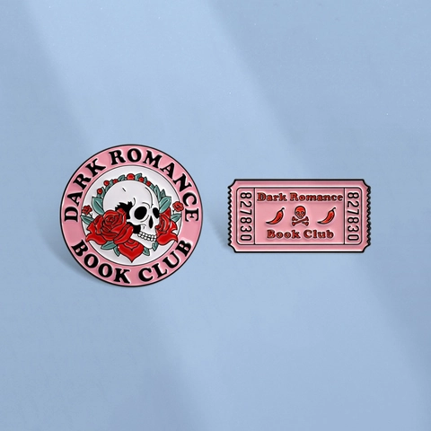 Gotisch Donkere Romantiek Boekenclub Emaille Pin Schedel Roos Bloem Ticket Vorm Broche Halloween Badge Voor Mannen Vrouwen Sieraden