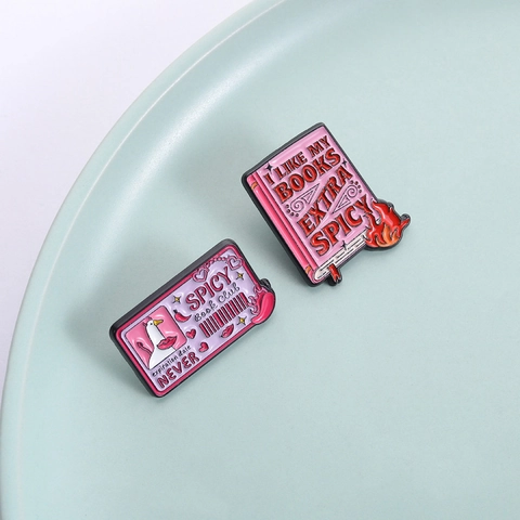 Lustige Spicy Book Club Emaille Pin Rosa Buch Flamme Abzeichen Spicy Book Club Karte Brosche Für Buchliebhaber Schmuck