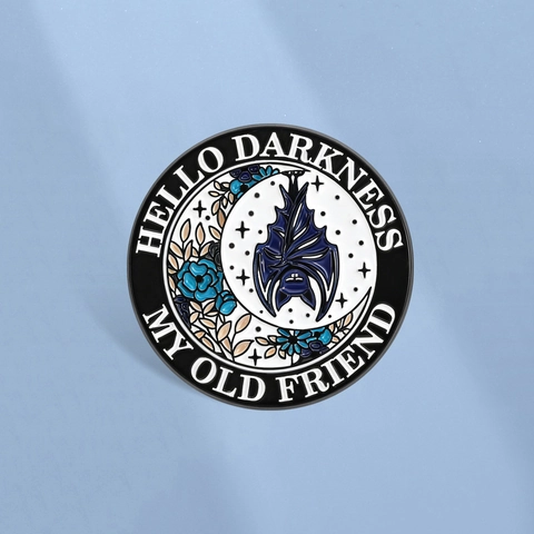 Spilla in Smalto Pipistrello Gotico Hello Darkness My Old Friend Luna Tonda Floreale Distintivo in Lega di Zinco per Giacca Zaino Gioielli Unisex