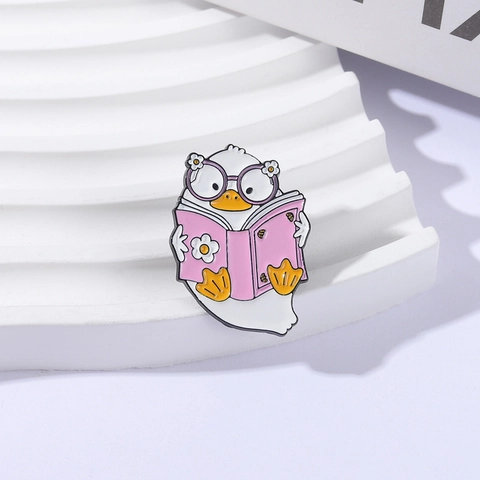 Süße Cartoon Lesende Ente Emaille Pin Brosche Zinklegierung Tier Abzeichen Mit Brille Für Rucksack Kleidung Damen Kinder Geschenk