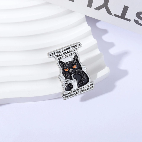Divertente Spilla in Smalto Gatto Nero Che Beve Citazione Sarcastica Spilla in Lega di Zinco per Zaino Abbigliamento Regalo