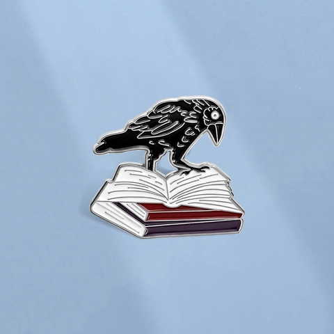 Broche de Esmalte Cuervo sobre Libros Aleación de Zinc Magia Oscura Gótica Literaria Pin para Mochila Ropa Joyería Regalo Unisex