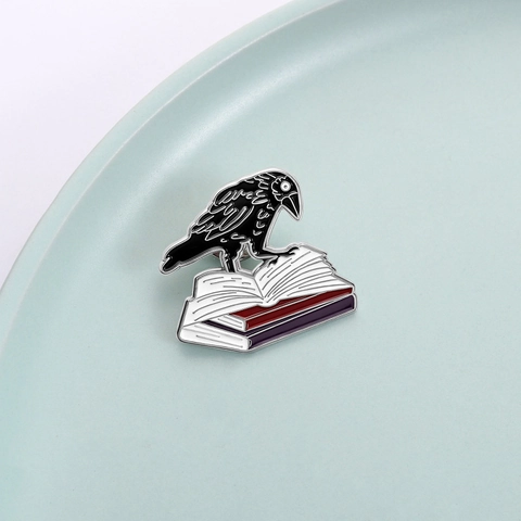 Broche de Esmalte Cuervo sobre Libros Aleación de Zinc Magia Oscura Gótica Literaria Pin para Mochila Ropa Joyería Regalo Unisex