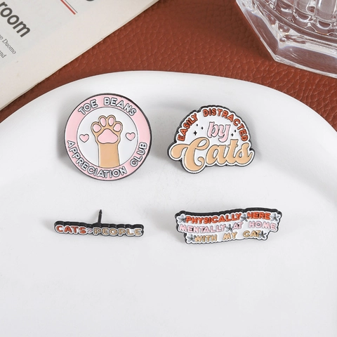 Lustige Katzenliebhaber Emaille Pin Zinklegierung Süße Cartoon Kätzchen Pfote Brosche Cats People Slogan Abzeichen Schmuck Für Rucksack Kleidung