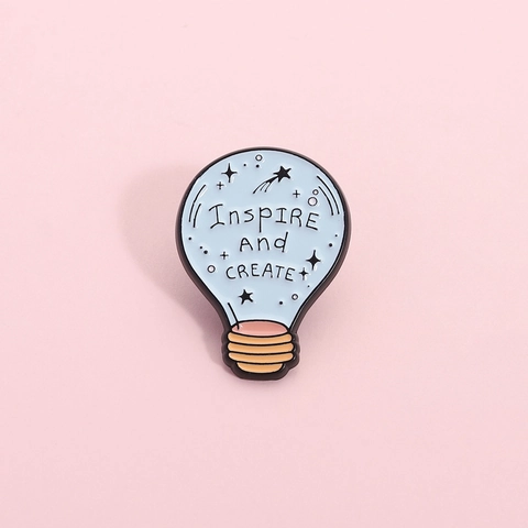 Spilla in Smalto a Forma di Lampadina Cartoon Inspire And Create Lettera Badge Ispiratore Spilla in Lega di Zinco per Accessori