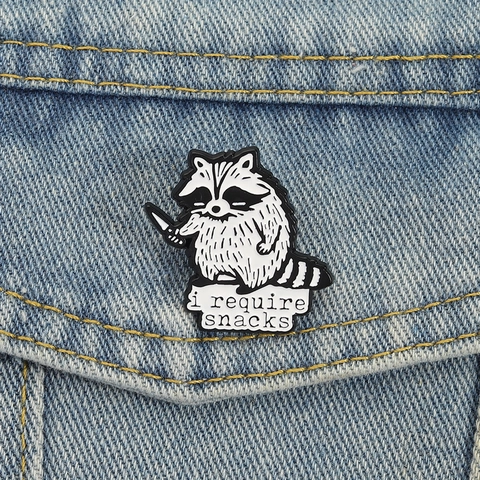 Broche Émaillée de Raton Laveur de Dessin Animé Drôle avec Couteau I Require Snacks Badge en Alliage de Zinc pour Vêtements Sacs Bijoux Animaux Créatifs Cadeau