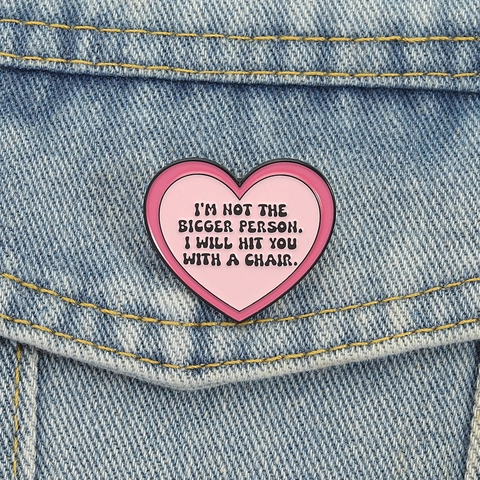 Spilla a Cuore in Lega Smaltata Rosa Divertente Slogan Distintivo I Will Hit You With A Chair Lettera Pin per Abbigliamento