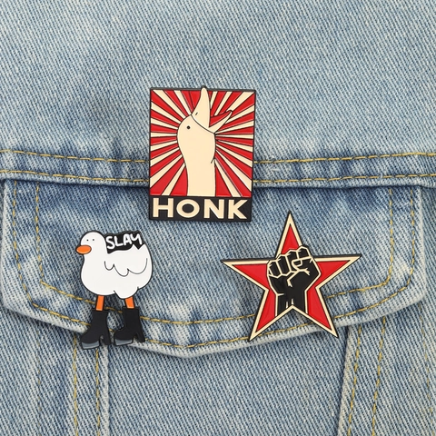 Spilla in Smalto di Cartone Animato in Lega di Zinco Personalizzata Slay Honk Goose Red Star Fist Design Pin per Vestiti Unisex
