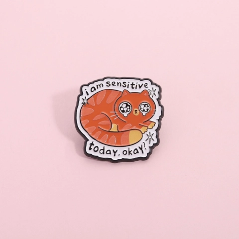 Schattige Cartoon Oranje Cyperse Kat Emaille Broche Sensitive Today Grappige Citaat Kitten Reversspeld Badge Voor Tassen Jassen Sieraden
