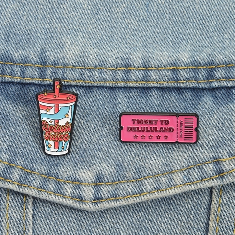 Lindo Pin de Broche de Esmalte de Dibujos Animados Taza de Jugo Delulu y Ticket para la Forma de Delululand Insignia de Aleación