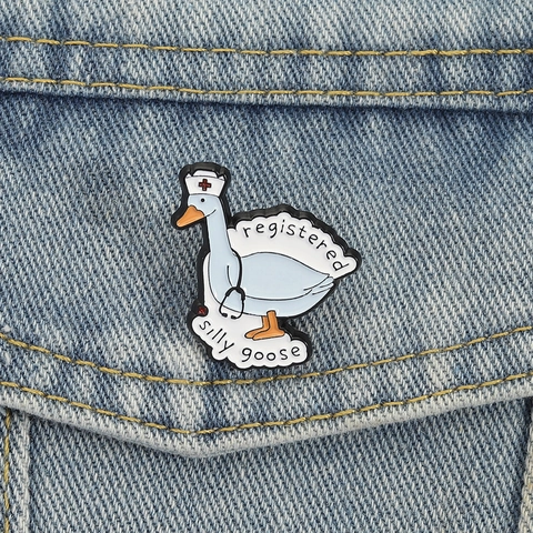 Spilla in Smalto Serie Medica Creativa Registered Silly Goose Oca Infermiera con Stetoscopio Distintivo in Lega per Dottore