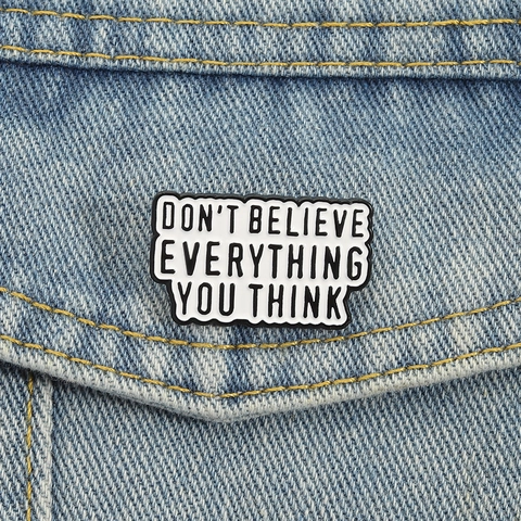 Insigne de Broche en Émail avec Citation Don't Believe Everything You Think en Alliage de Zinc pour Vêtements Sacs Sac à Dos Bijoux Unisexe Cadeau