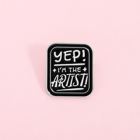 Yep I'm The Artist Slogan Spilla Smaltata Nera Rettangolare Arrotondata Distintivo in Lega Gioielli Artistici Spilla per Borse Vestiti