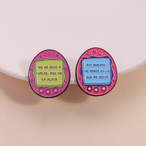 Retro Handheld Game Console Enamel Brooch Pin With Spanish Inspirational Quotes Zinc Alloy Painted Badge For Clothing Bags Decoration Unisex Gift