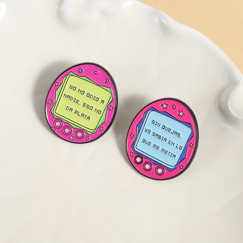 Retro Handheld Game Console Enamel Brooch Pin With Spanish Inspirational Quotes Zinc Alloy Painted Badge For Clothing Bags Decoration Unisex Gift