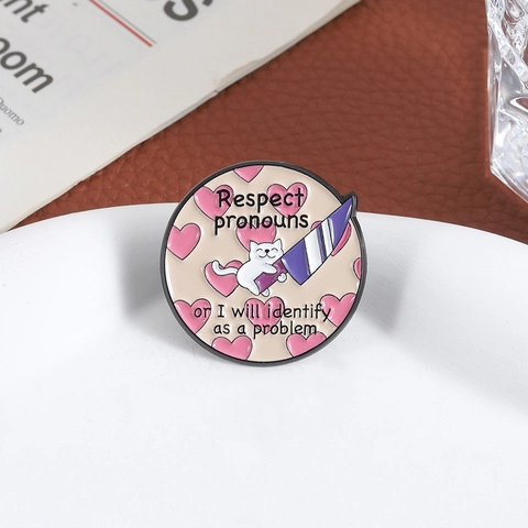 Spilla in Smalto Gatto Divertente Con Coltello Respect Pronouns Spilla Rotonda in Lega Motivo a Cuore Distintivo Cartone per Vestiti Borsa