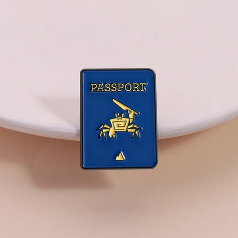 Pin de Esmalte de Pasaporte de Cangrejo Divertido Broche de Metal Azul Oscuro Creativo Insignia de Animal Lindo Accesorio