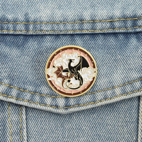 Broche de Esmalte de Dragón Negro de Fantasía Insignia de Metal de Fourth Wing Personalizada Pin de Criatura Mítica de Dibujos Animados para Decoración de Ropa Mochila Regalo Unisex