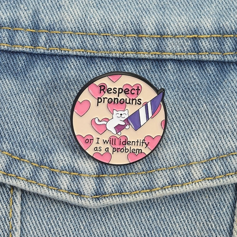 Insigne en Émail Chat de Dessin Animé avec Couteau Violet Badge Meme Rond en Alliage de Zinc Broche Cœur pour Sac à Dos Vêtements