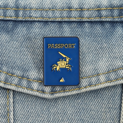 Spilla in Smalto a Forma di Passaporto Cartone Animato Divertente Granchio Distintivo in Metallo Accessorio Viaggio per Zaino Abiti