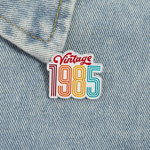 Vintage 1985 Zinklegierung Emaille Brosche Retro Regenbogen Streifen Buchstaben Anstecknadel Abzeichen Schmuck Für Kleidung