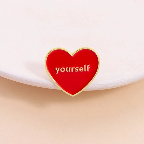 Spilla in Smalto a Cuore Rosso Con Lettera Yourself Spilla in Lega di Zinco Placcata Oro per Accessori Abbigliamento Gioielli Motivazionali