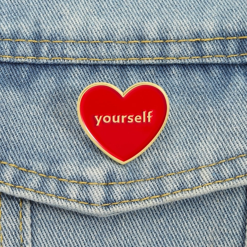 Spilla Creativa a Cuore Rosso in Smalto Personalizzata Lettera Yourself Distintivo in Metallo Lega di Zinco Spilla per Vestiti Zaino Unisex Regalo